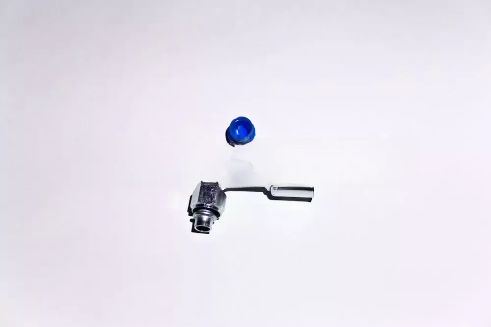 Фитинг под обж сталь гайка — сталь Ø резьбы 1 1/16″ 14 UNF Ø трубки 3/4″G12 №12 #12 16мм 90° со стак O-Ring с портом R134a 23 Фитинг под обж сталь гайка — сталь Ø резьбы 1 1/16″ 14 UNF Ø трубки 3/4″G12 №12 #12 16мм 90° со стак O-Ring с портом R134a 23