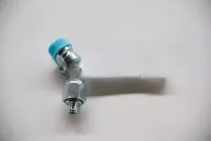Фитинг сталь гайка — сталь Ø резьбы 9/16″ 18 UNF Ø трубки 3/8″ G6 №6 #6 8мм 90° с заправочным портом O-Ring